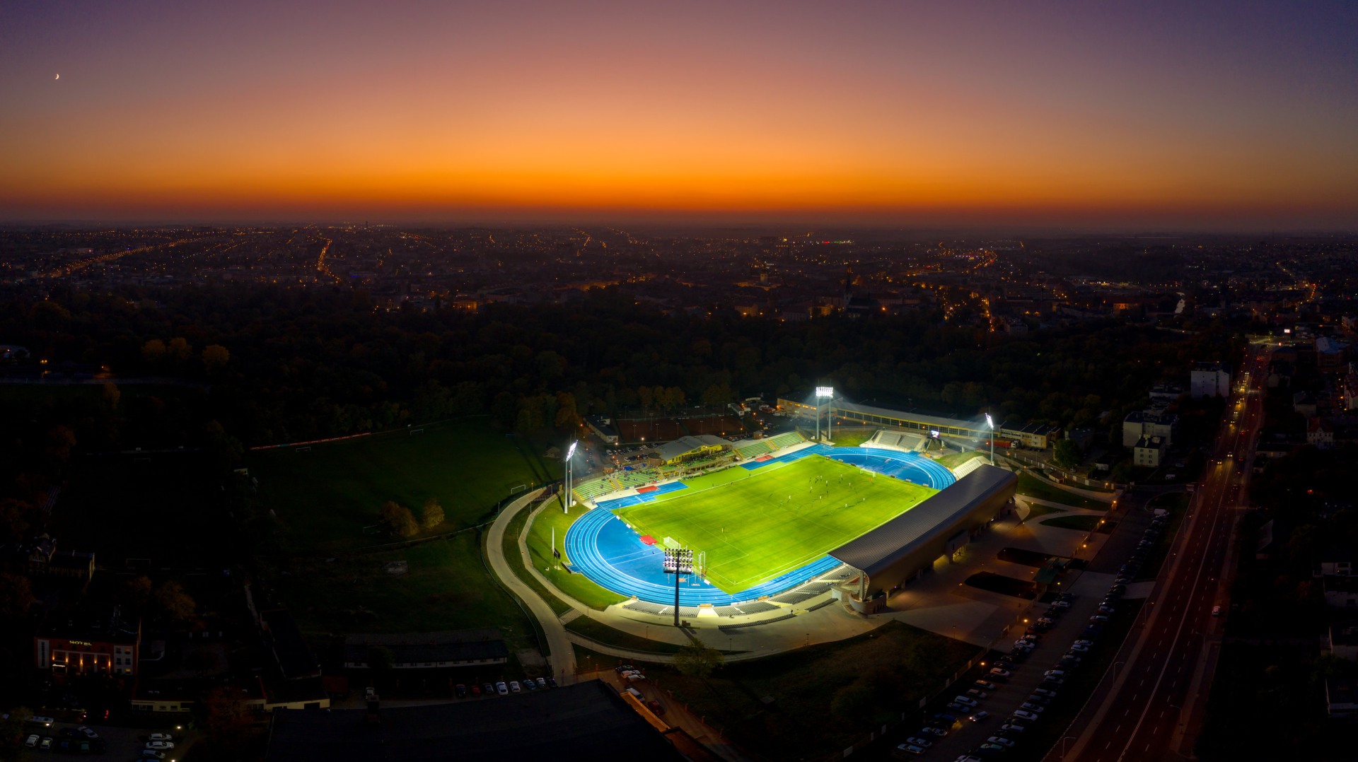 Luftaufnahme in der Nacht von einem Stadion